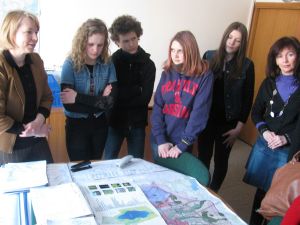 Utenos r. savivaldybės teritorijų planavimo skyriaus vyr. specialistė J.Paragytė mokiniams rodo Utenos miesto želdinių planą